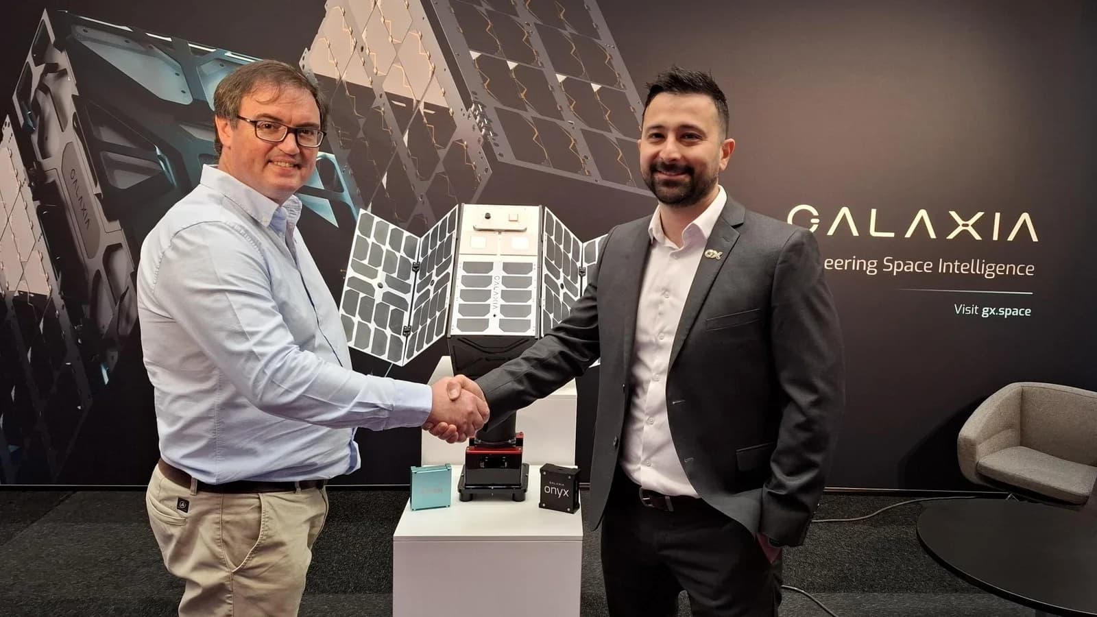 Galaxia CEO Arad Gharagozli and Simera Sense CCO Thys Cronje stand together after the HyperScape100 payload agreement
